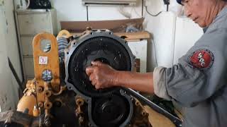 Caterpillar C18 Engine rebuild assembly Cylinders head bolts tighten and install Rockers arm Ep4