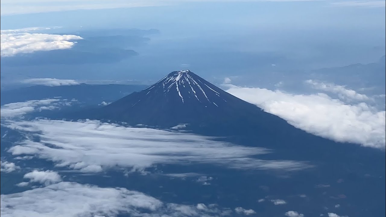 6月の山梨県側から見た富士山 (羽田→福岡JAL A350の機窓) - YouTube