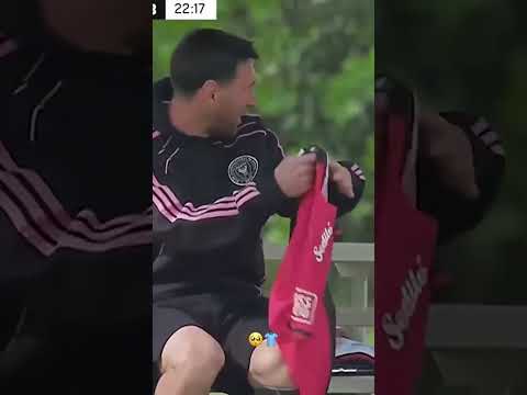 The way Messi folds his boyhood cub Newell's jersey with care 🥹