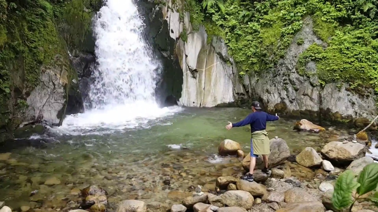 Michael S Novilla medita en la cascada Los Jardines de Mandor Aguas Calientes Peru
