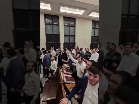 🎶שירת התפילה נגד רדיפת הבג"ץ: מנהיג הדור הרב לנדו עם ראשי ובני משכנות התורה בריקוד עוצו עצה ותופר