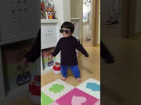1歳息子、PERFECT HUMAN踊る