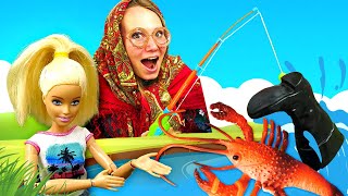 Сборник с куклами - Кукла Барби и Баба Маня рыбачат и вытаскивают машину Барби. Игры для девочек