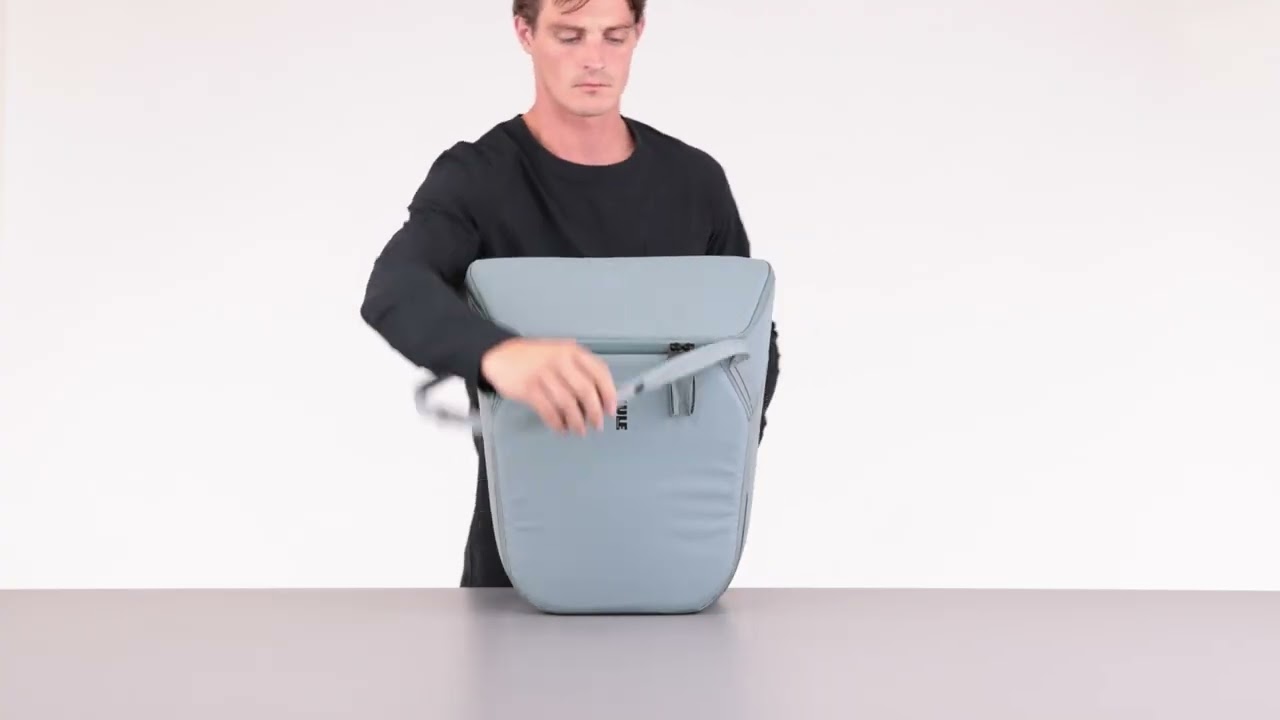 Preview of Thule Chasm 22 L Courier Bag Video