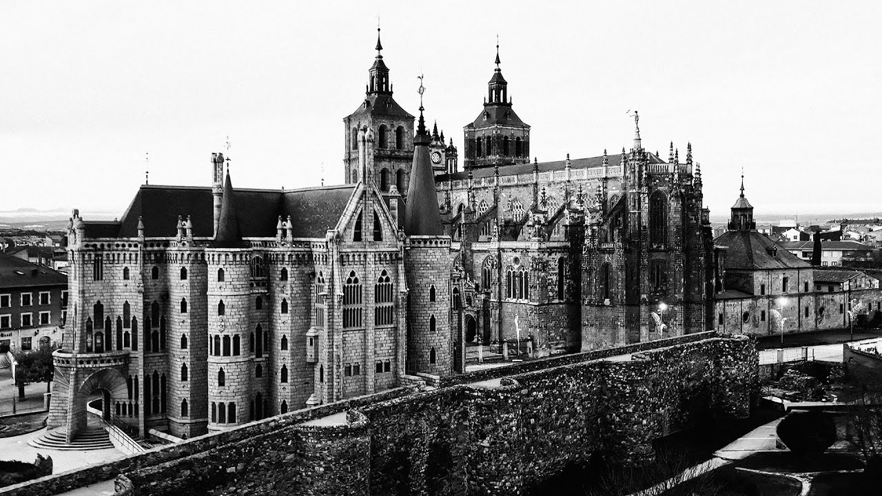 La Catedral y el Palacio de Gaudí de Astorga a vista de Dron