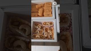సంతోషంలో స్వీట్లు
