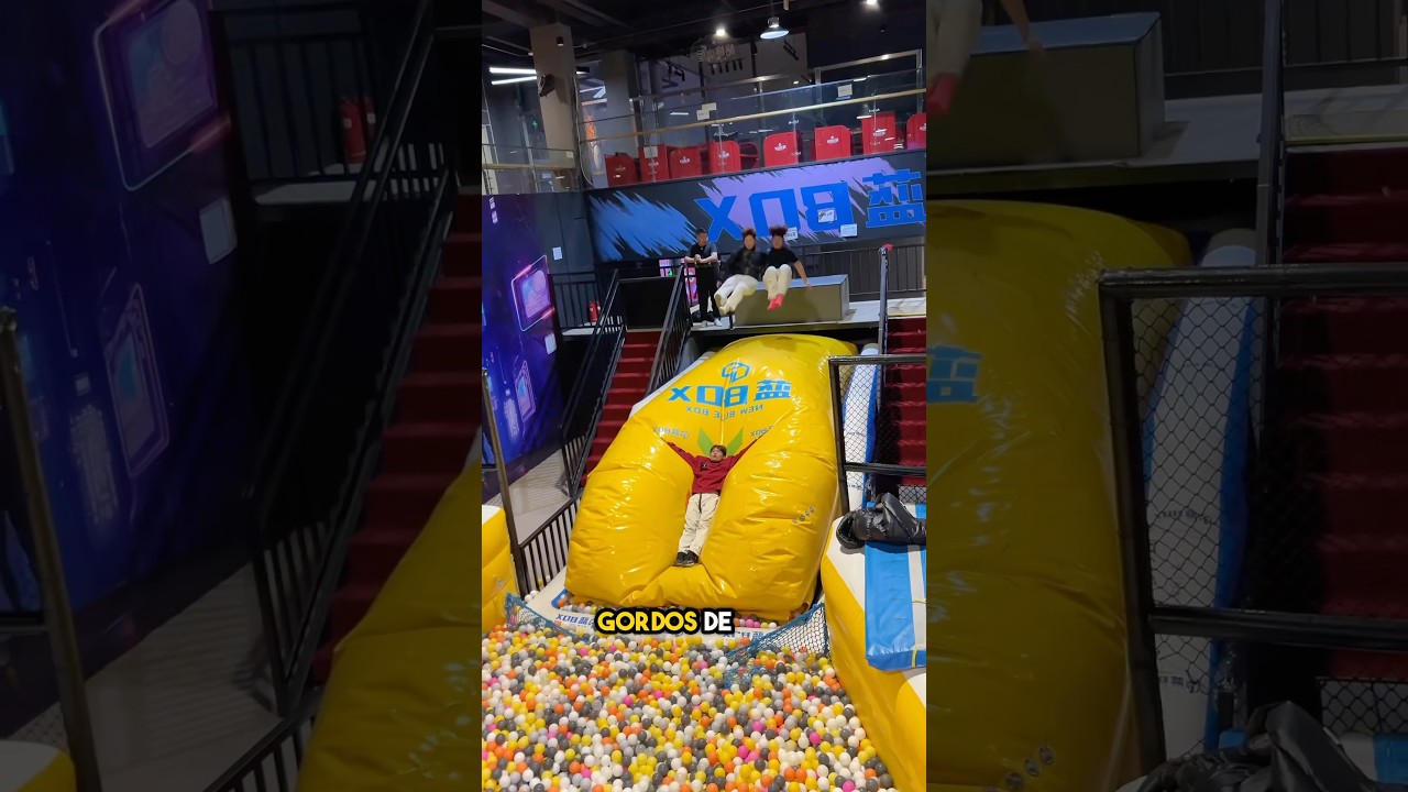 Dos chicos gordos pensaron en sacar a este chico del parque de trampolines