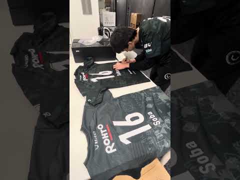 プレゼント企画🎁のユニフォームに試合後にみんなでサイン書きました！！