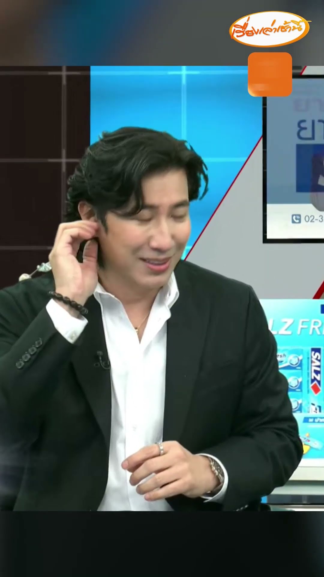 พี่หน่วงทักทายทองดี “สวัสดีครับ” แขกรับเชิญท่านหนึ่ง