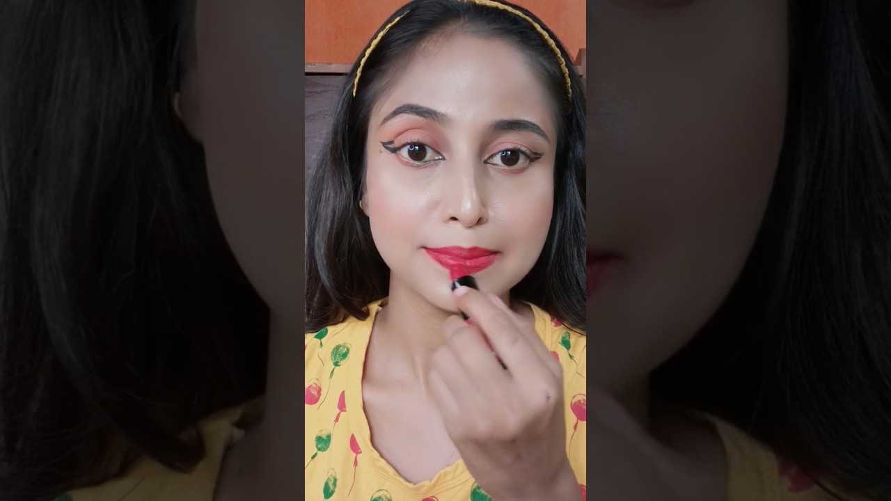 Viral Earbuds Lipstick Hack 💄😱 