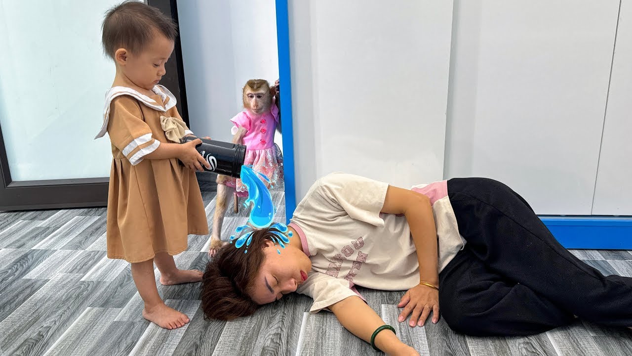 Diem and Monkey Kaka took a cup of water and threw it in mom's face to wake her up.