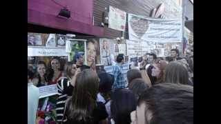 Pr Lucinho Barreto e Jovens cantando em frente a Boate Kiss - 29/03/2013