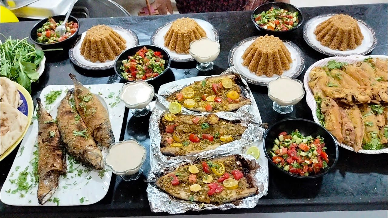 السمك المشوي بتتبلية رهيبة 😘 والطعم حكايه ☝️ورز صياديه 🍋