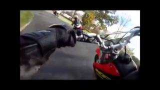 Мото авария. Протащил гонщика, зацепившегося за руль. screenshot 3