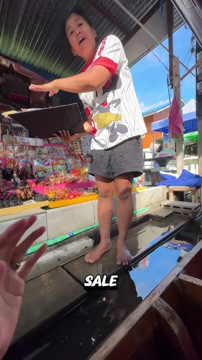 haggling-with-a-thai-lady-in-bangkok-to-buy-an-item-from-her-store
