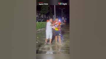 Kịp thời đưa cháu bé từ vùng lũ bị hóc dị vật đi cấp cứu | VTV