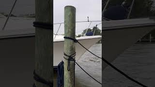 How close do you think boats should be tied?!? Yep a little too close for comfort #greatloop #boats