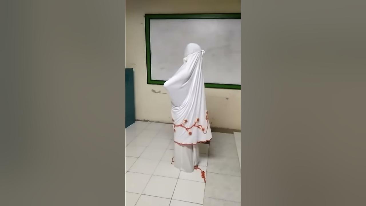 Setan ko bisa shalat.  Shalat nya aneh.  Wkwkwkwk.