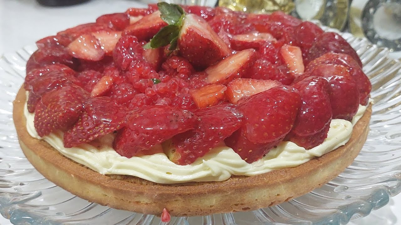 طارت بكريم باتسيير والفراولة بعجينة سهلة وناجحة للمبتدئات 