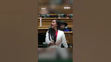 في أول ظهور لها في البرلمان أصغر نائبة من سلالة السكان الأصليين في نيوزيلندا تؤدي رقصة هاكا 