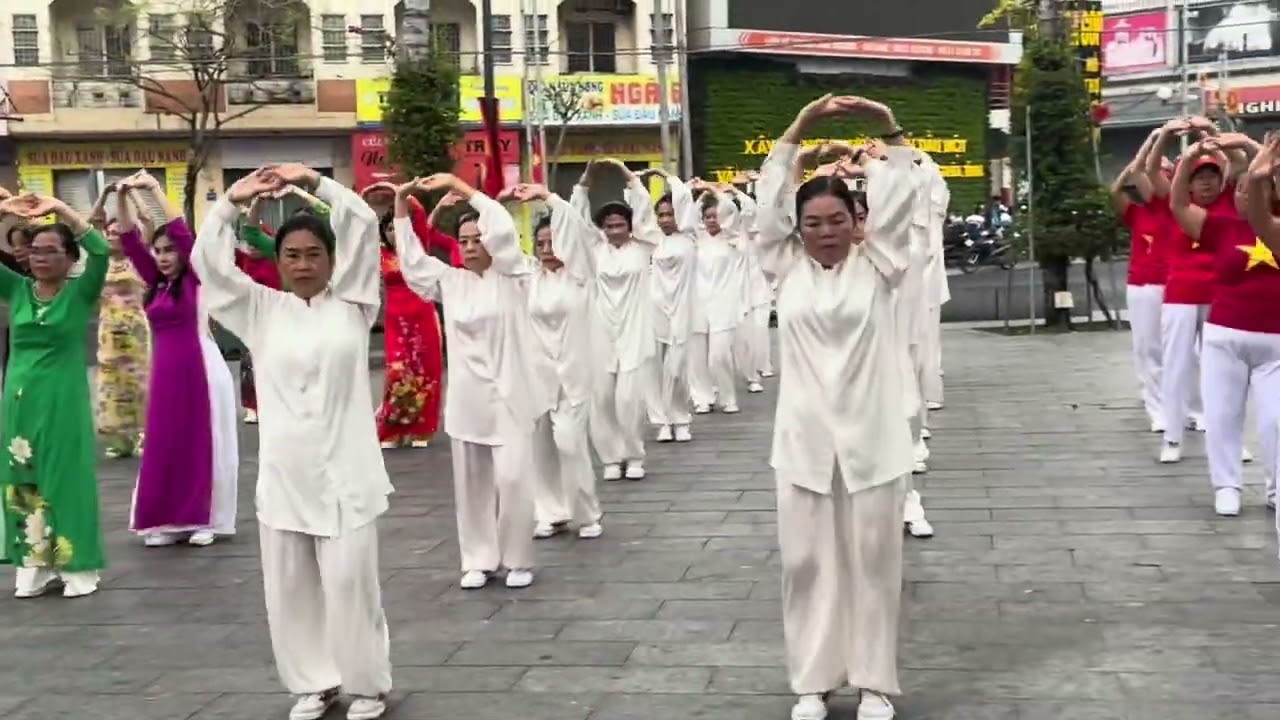 CLB đồng diễn bài “Khoẻ vì nước” 