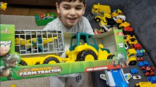 Yeni oyuncak aldık. Paket açılımı yaptık. Traktörün arkasında dinozor varmış. Kafese kapatılmış
