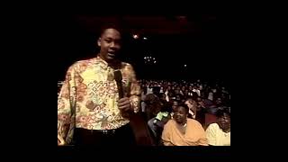 It's Showtime at the Apollo -Host Mark Curry explores Apollo audience & their fashion choices (1993)