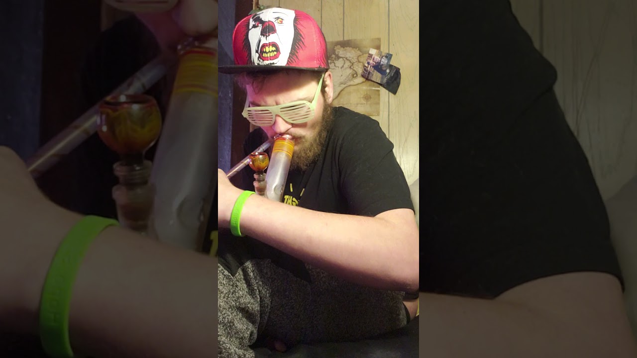18+ hitting bong and pipe at once - YouTube
