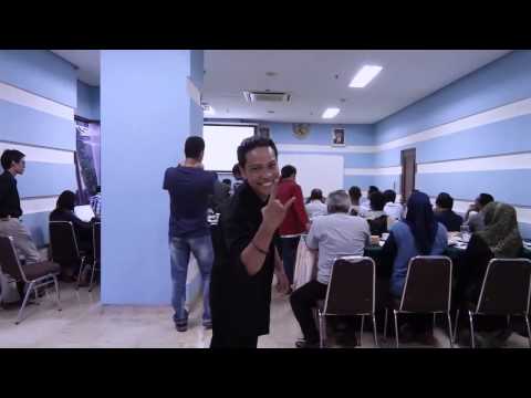 Video: Delapan Setengah