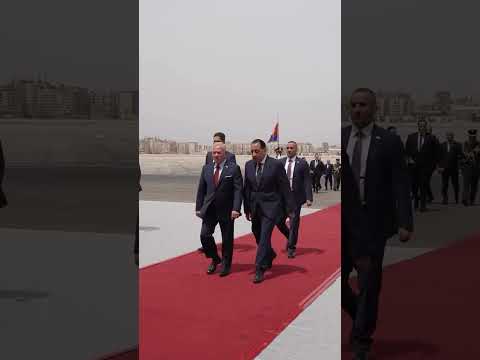 الملك يصل إلى القاهرة للمشاركة في قمة مع الرئيسين المصري والفرنسي