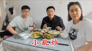 小娜一天就能研究，整了四样食材倒在一起炒，幸亏权哥及时阻拦