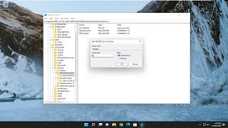 Windows 11 tam ekranda görev çubuğu altta görünüyor