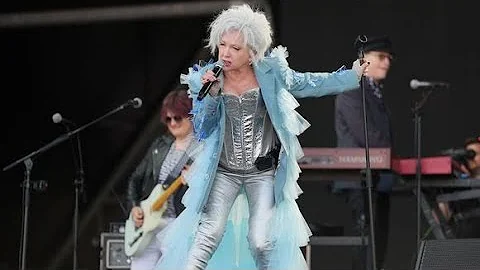 Cyndi Lauper Pyramid Stage at Glastonbury 2024//  シンディ・ローパーがグラストンベリー2024のピラミッドステージで魅了的なパフォーマンス