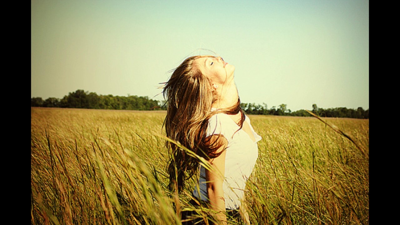 Песня подружка светлорусая. Девушка в поле. Счастливая девушка в поле. Блондинка в поле. Девушка в поле со спины.