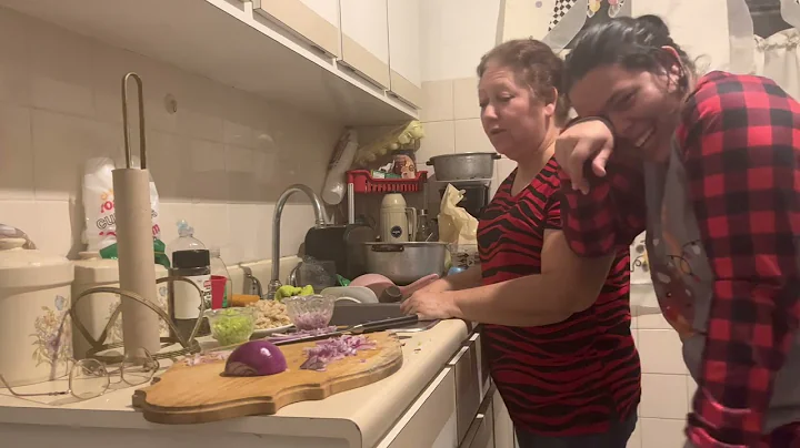 La Abu enseando a su nieta hacer bacalaitos