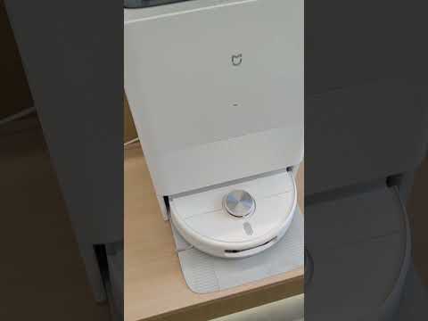 小米全自動掃地機器人，除了可以掃地拖地還可以自動吸麈到塵倉裏，厲害的是還可以自動清洗抹布，再烘乾抹布，更厲害的是還可以自己換污水和清水。。????????????
