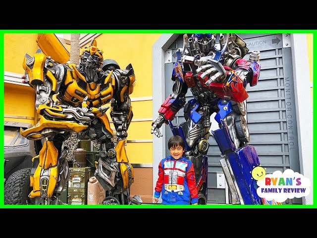 Life Size Transformers Optimus Prime and Bumblebee at Universal Studios Amusement Park! class=