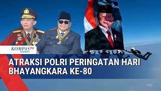 Detik-Detik Atraksi Terjun Payung Polri di Hadapan Presiden Prabowo
