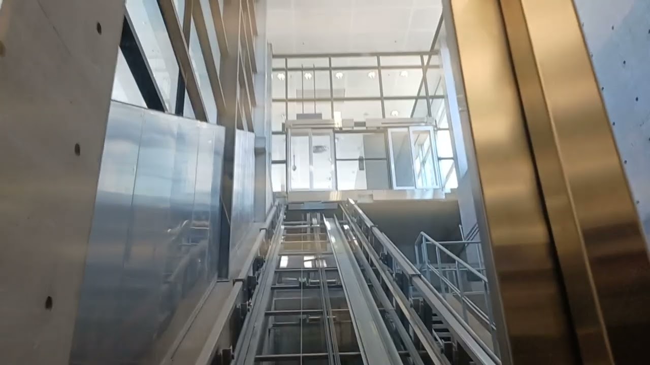 aviapoliksen rautatieasema vino hissi