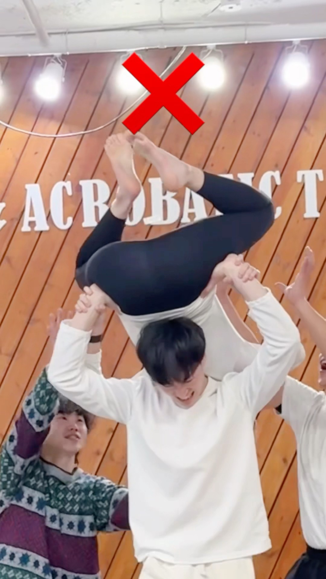 어깨로 물구나무⁉️? Partner Challenge