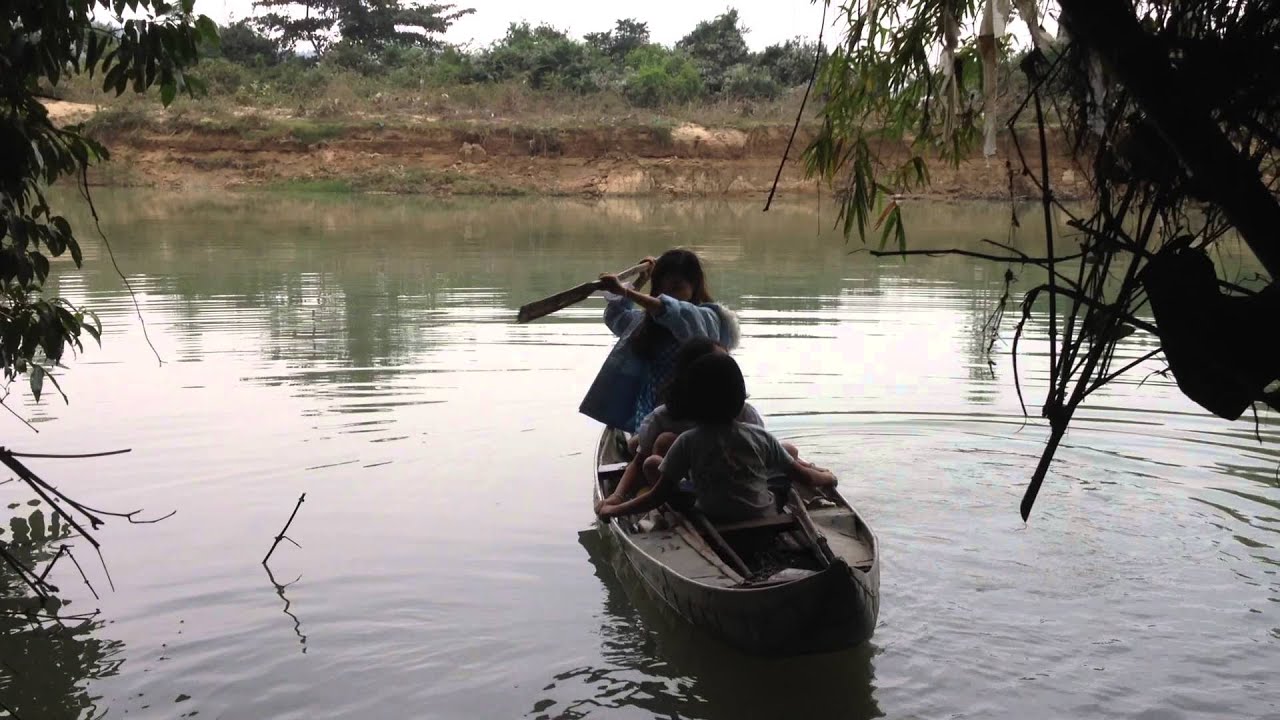 kids on a boat vietnam