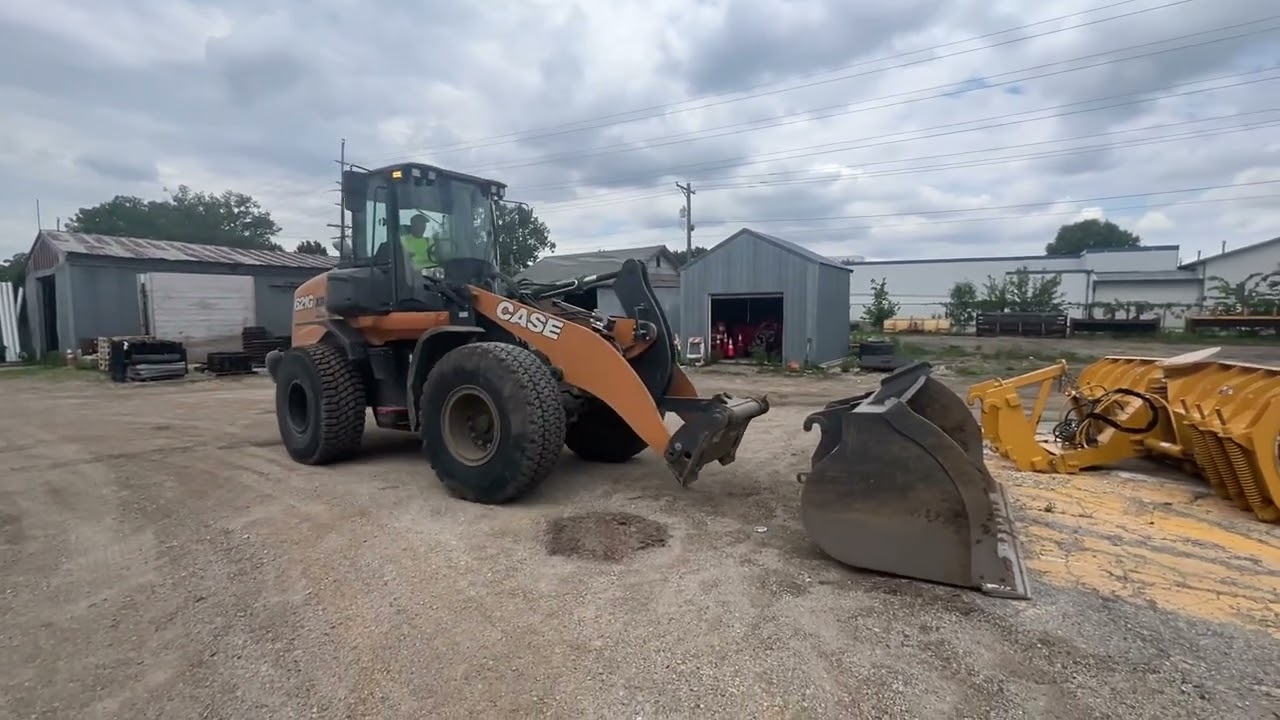 Case Loader 621G XR Switching To It’s Regular Bucket.