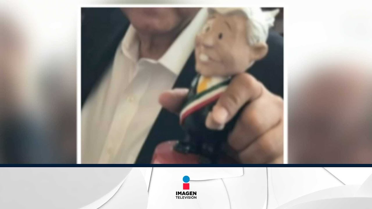 A AMLO le regalaron su muñeco | Qué Importa - YouTube