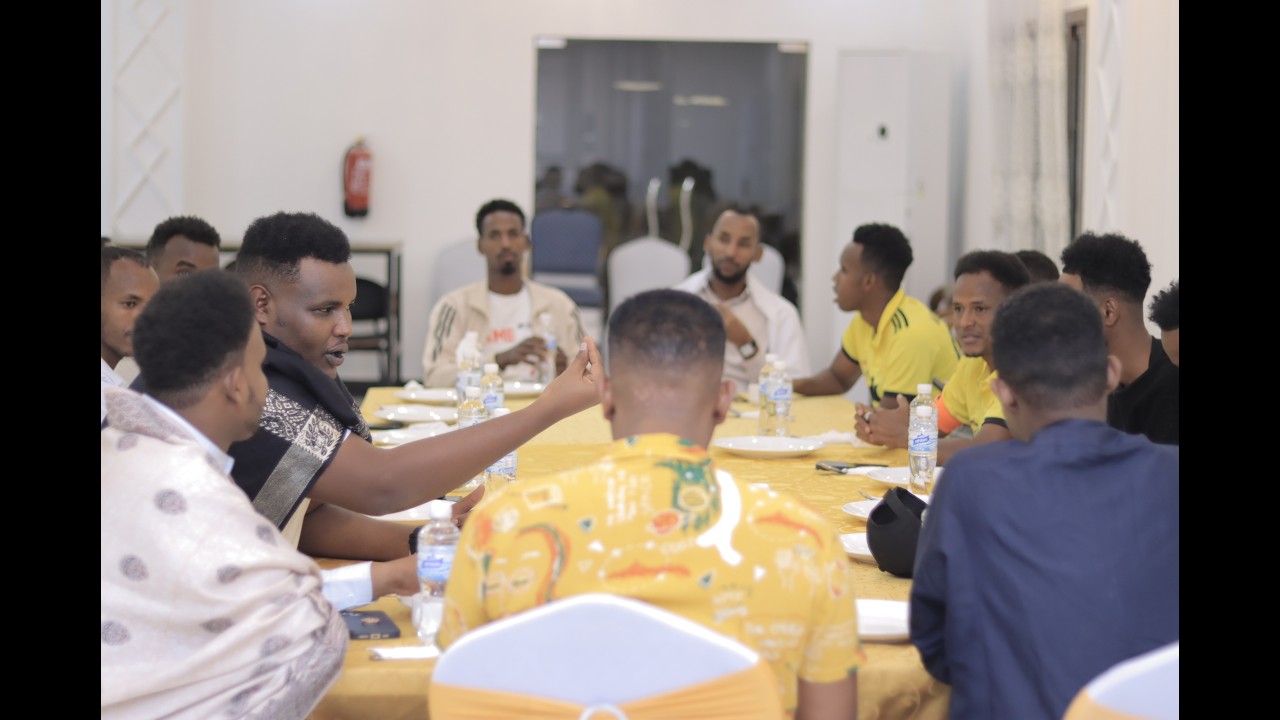 Agaasimaha Guud ee Sky Cable Tv Cabdirashiid Cabdiwahaab ayaa Afur iyo Casho u sameeyay Warbaahinta.