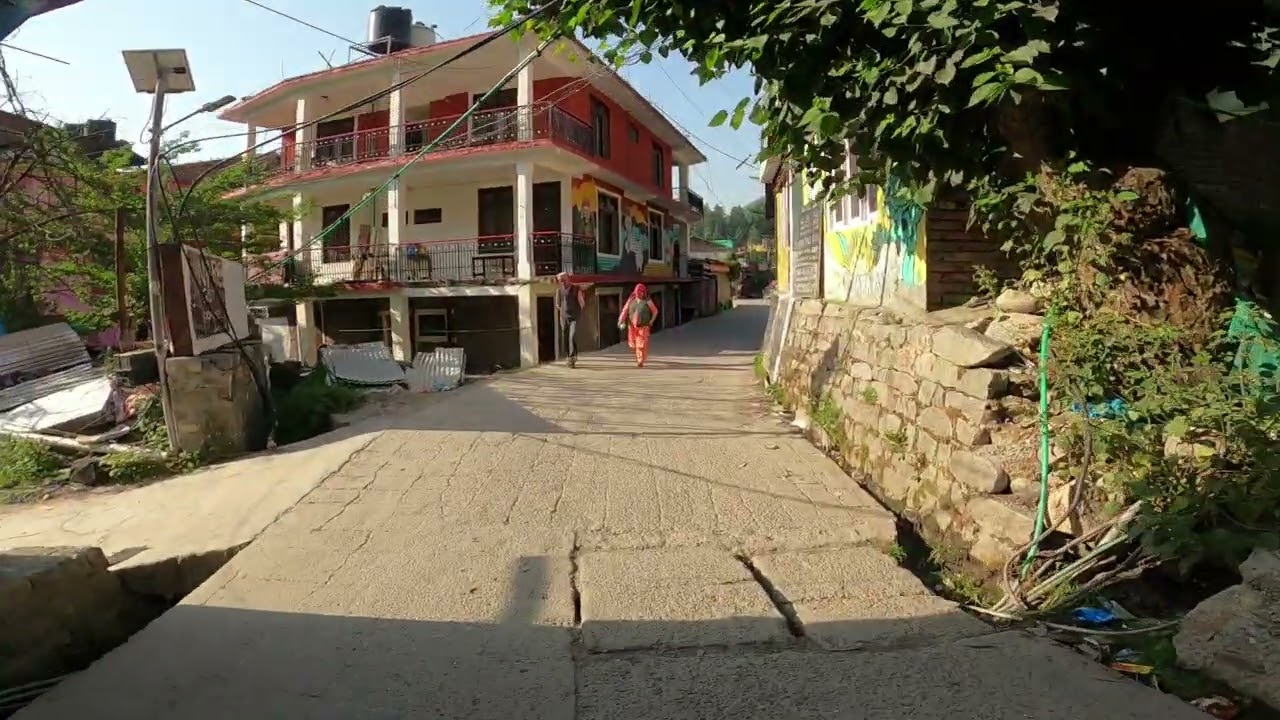 walking Old manali india - going down