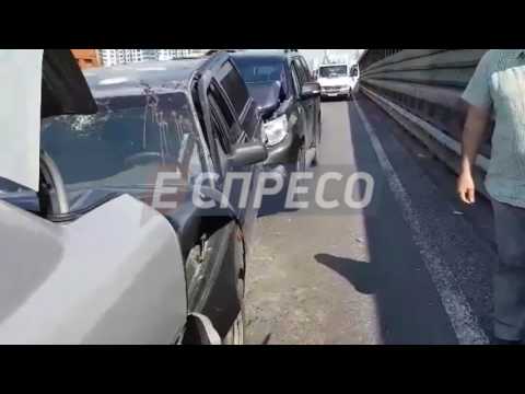 На Південному мосту в Києві зіткнулися 6 автомобілів, є потерпілі