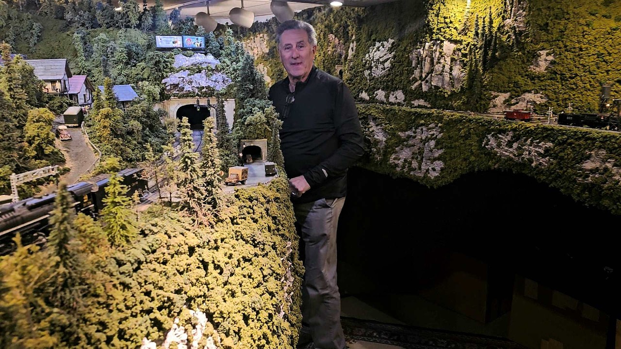 Walk A 22 Mile HO Scale Mainline with Andre and I ! Not The Dog!