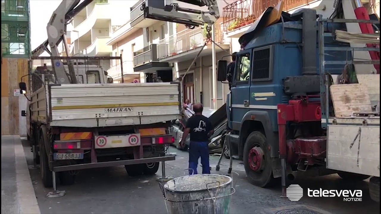 ANDRIA | Paura in via Mazzini, si spezza il braccio di un’autogrù: distrutte due vetture