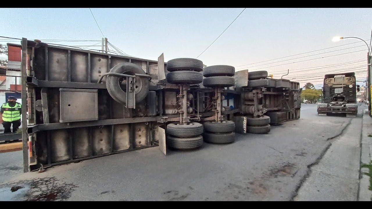 Increíble: volcó un camión con 12 mil kilos de carne