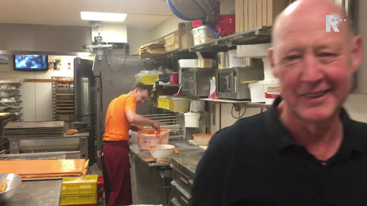 Koos Holtkamp probeert oude Koningsdagrecord van 5100 tompoucen met een kleine 1000 in de nachtel...